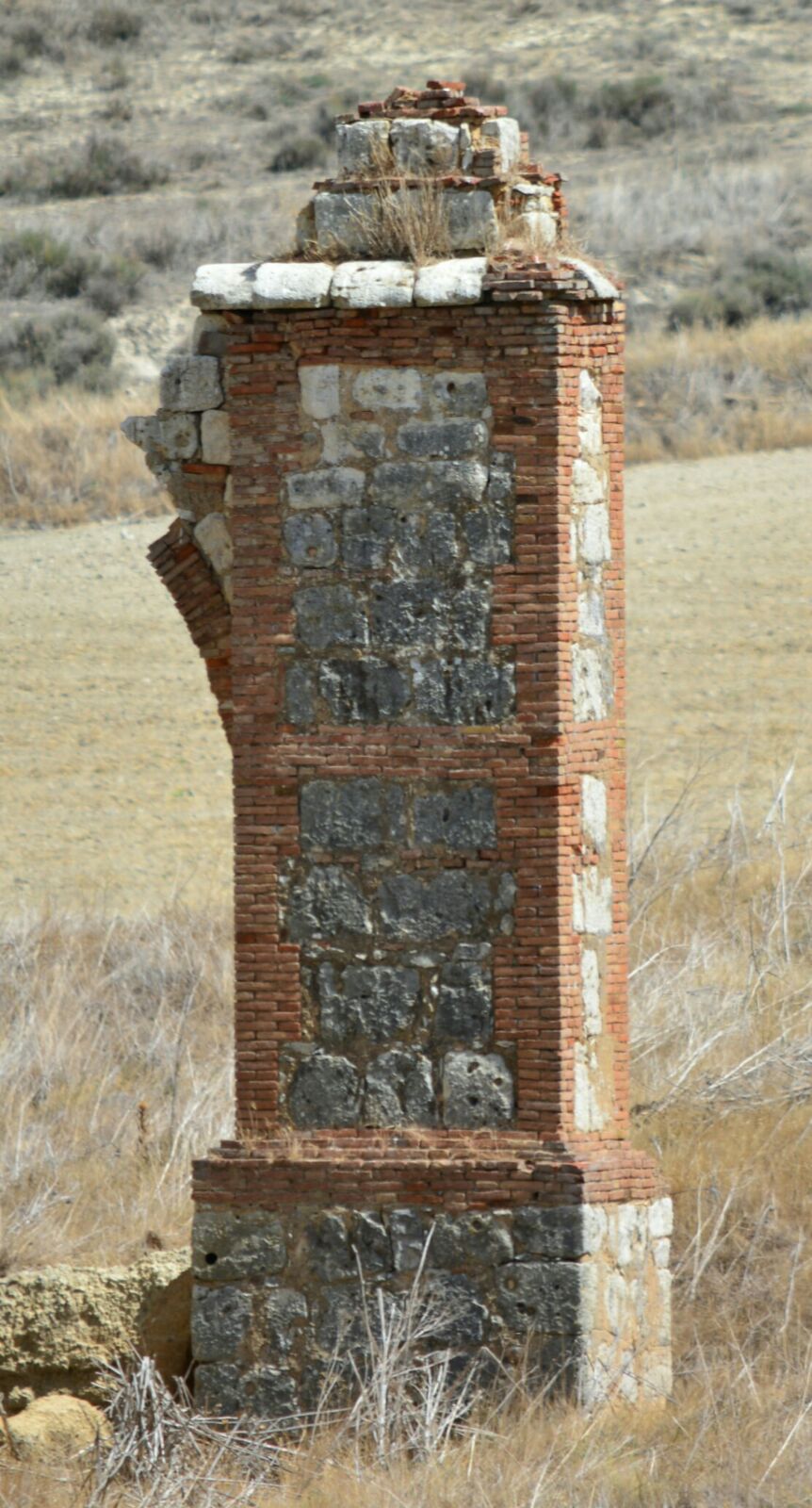 El pueblo permanece en ruinas desde que en 1967 emigraran los colonos después de la última cosecha