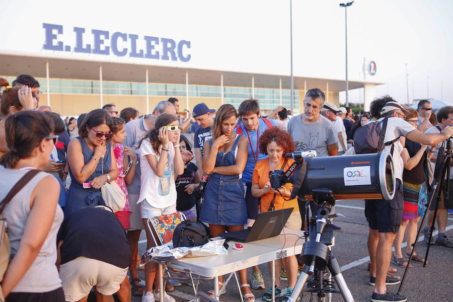 La Organización Salmantina de la Astronaútica y el Espacio (Osae) organizó en el aparcamientp de E. Leclerc una jornada de observación