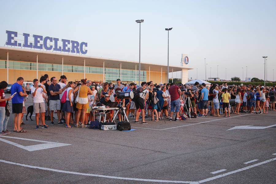 La Organización Salmantina de la Astronaútica y el Espacio (Osae) organizó en el aparcamientp de E. Leclerc una jornada de observación