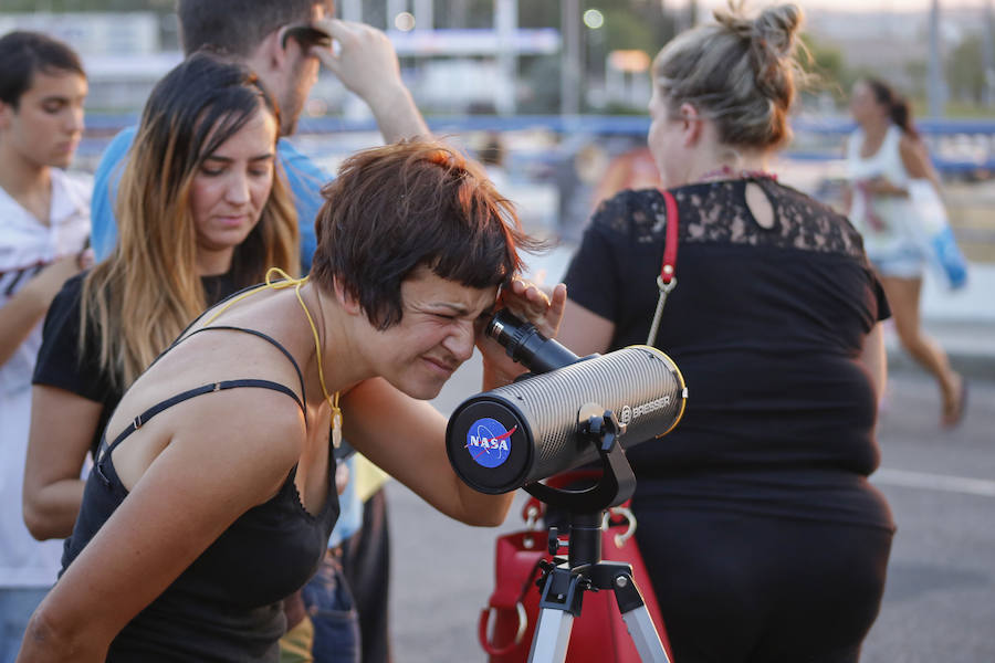 La Organización Salmantina de la Astronaútica y el Espacio (Osae) organizó en el aparcamientp de E. Leclerc una jornada de observación
