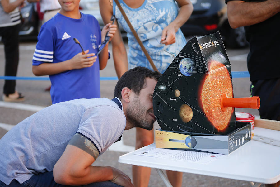 La Organización Salmantina de la Astronaútica y el Espacio (Osae) organizó en el aparcamientp de E. Leclerc una jornada de observación
