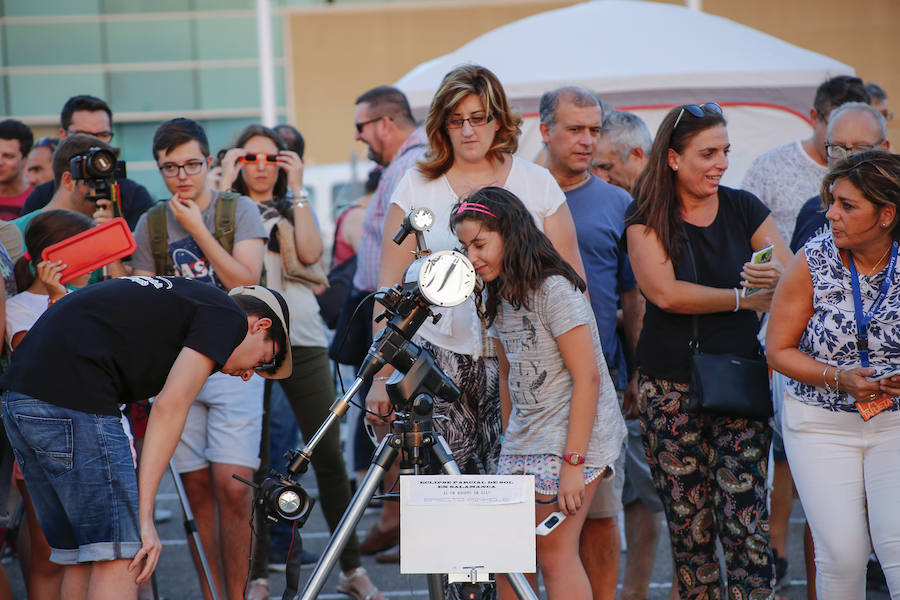 La Organización Salmantina de la Astronaútica y el Espacio (Osae) organizó en el aparcamientp de E. Leclerc una jornada de observación