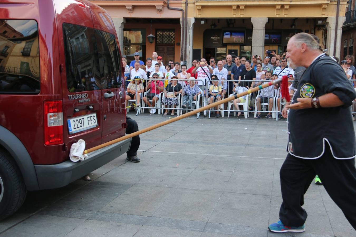 Los Jiménez demuestran en la capital maragata su habilidad para arrastrar una furgoneta con una lanza en el cuello y romperse una piedra sobre el bajo vientre