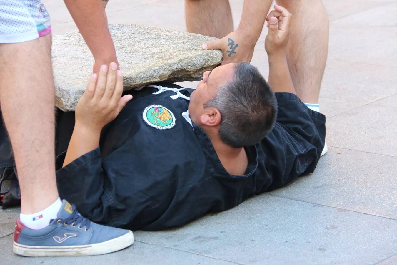 Los Jiménez demuestran en la capital maragata su habilidad para arrastrar una furgoneta con una lanza en el cuello y romperse una piedra sobre el bajo vientre