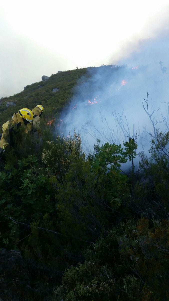 El fuego ha obligado a evacuar a los vecinos de Santa Eulalia de Cabrera debido a que el humo se había propagado por todo el pueblo
