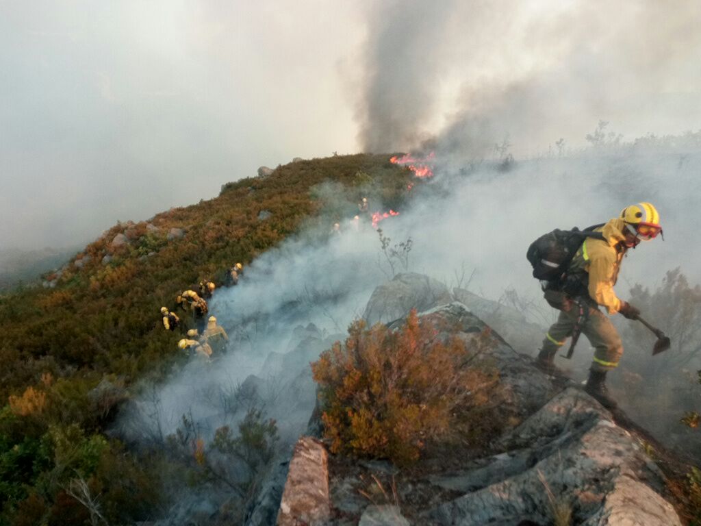 El fuego ha obligado a evacuar a los vecinos de Santa Eulalia de Cabrera debido a que el humo se había propagado por todo el pueblo