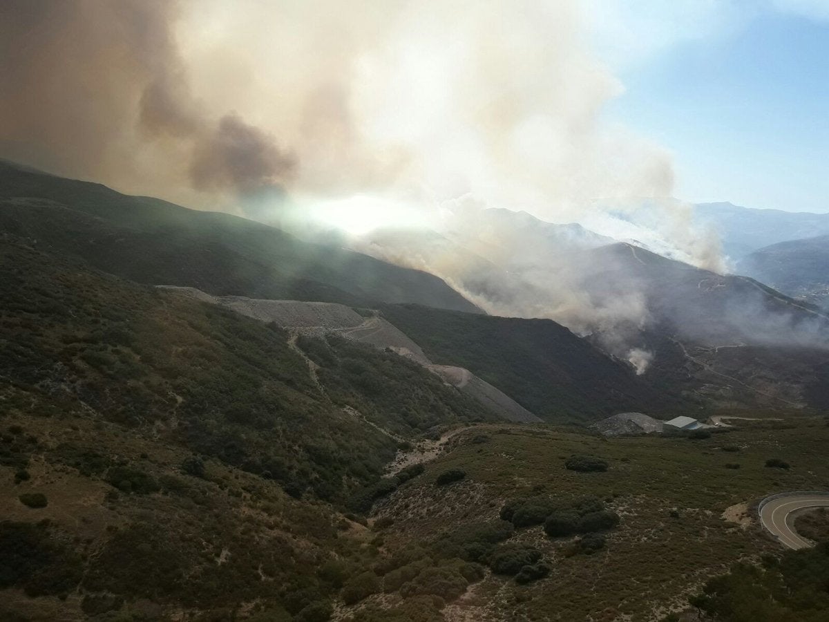 El fuego ha obligado a evacuar a los vecinos de Santa Eulalia de Cabrera debido a que el humo se había propagado por todo el pueblo