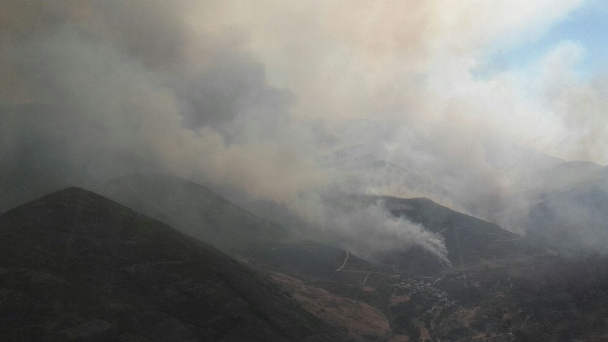 El fuego ha obligado a evacuar a los vecinos de Santa Eulalia de Cabrera debido a que el humo se había propagado por todo el pueblo