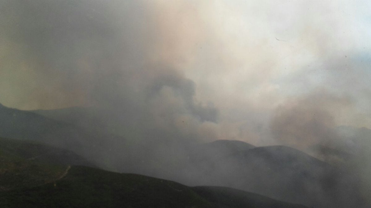 El fuego ha obligado a evacuar a los vecinos de Santa Eulalia de Cabrera debido a que el humo se había propagado por todo el pueblo