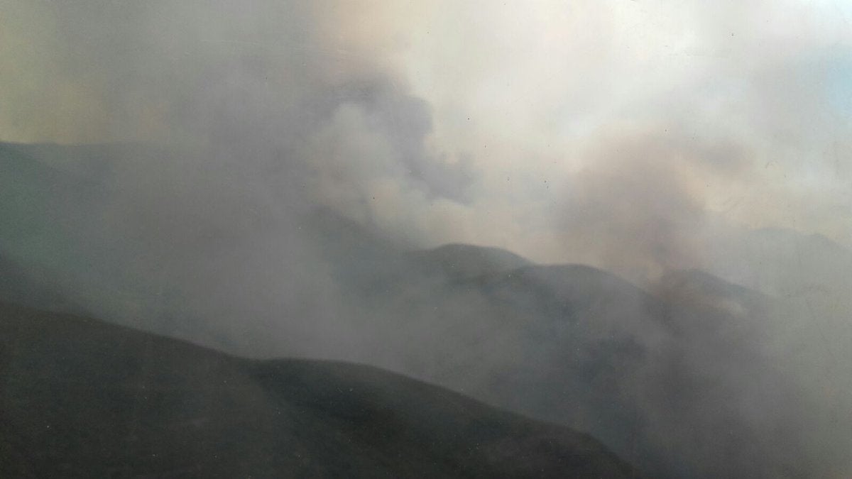 El fuego ha obligado a evacuar a los vecinos de Santa Eulalia de Cabrera debido a que el humo se había propagado por todo el pueblo