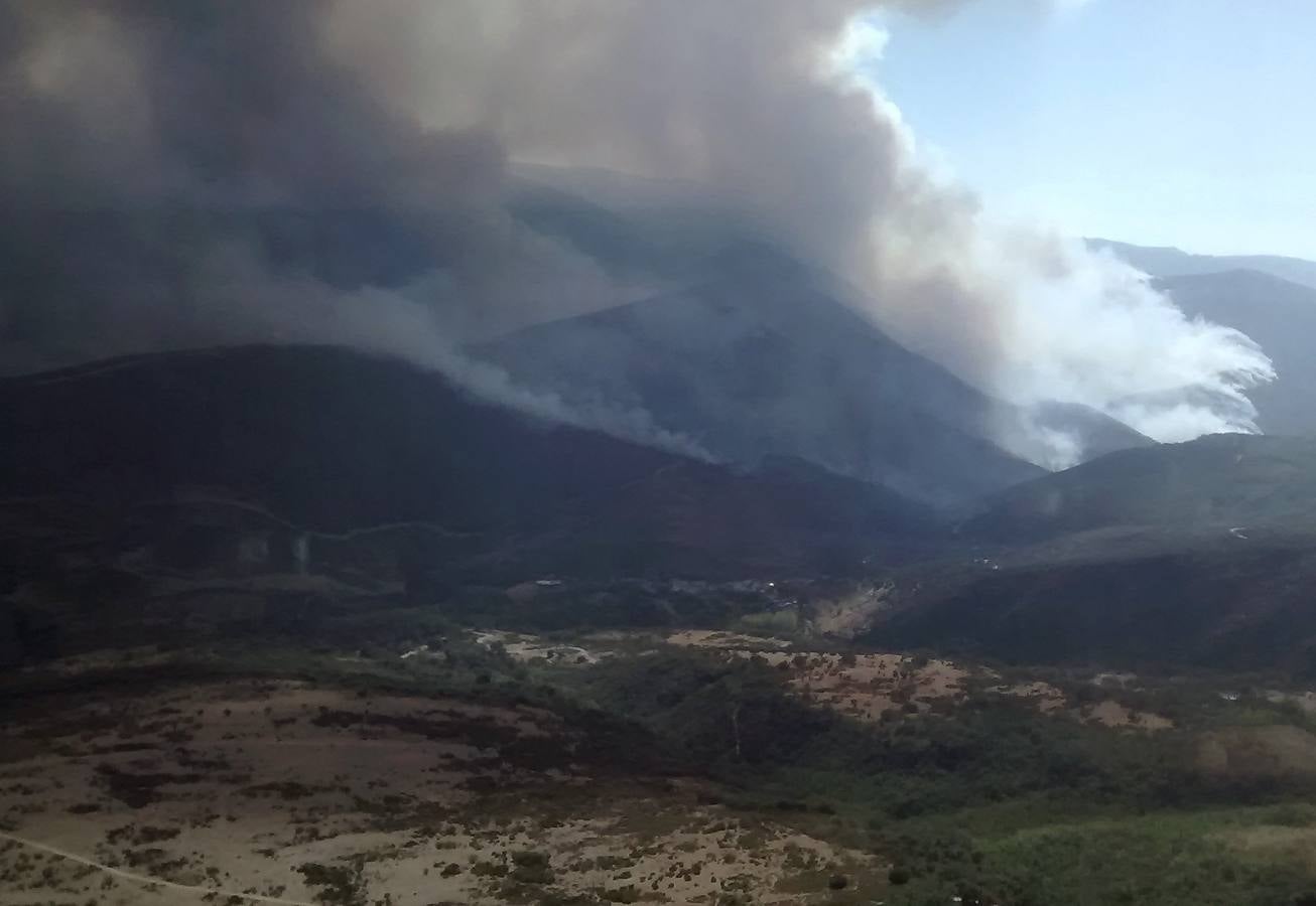 El fuego ha obligado a evacuar a los vecinos de Santa Eulalia de Cabrera debido a que el humo se había propagado por todo el pueblo
