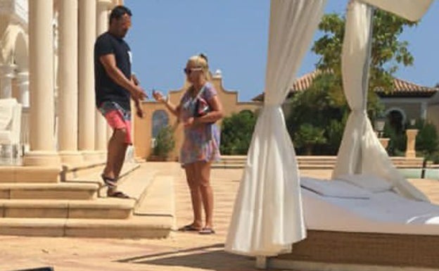 Belén Esteban con su novio Miguel. 