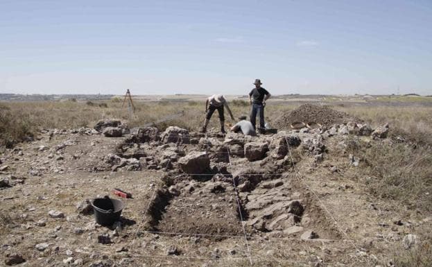 Tres arqueólogos trabajan en una de las catas donde se asentaría el poblado.