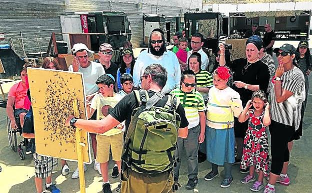 Los asistentes del cursillo atienden a las explicaciones de uno de los monitores