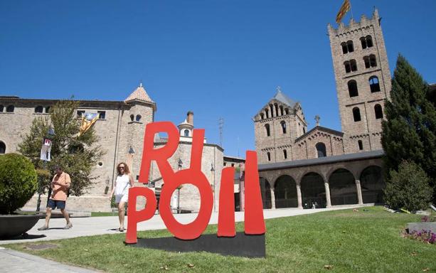 Una pareja de turistas pasea por el centro del municipio gerundense de Ripoll. 