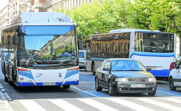 Dos autobuses urbanos, en el centro de la ciudad. 