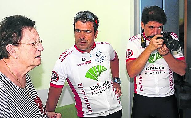 La presidenta de AFA Salamanca junto a Antonio Ortín y Alejandro Hurtado.