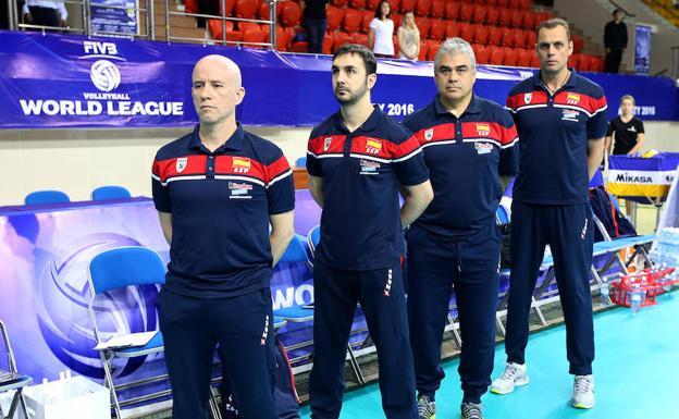 Omid Etemad, segundo por la izquierda, con el cuerpo técnico.