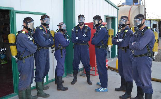 Los jugadores se visten con la ropa de seguridad para sofocar incendios. 