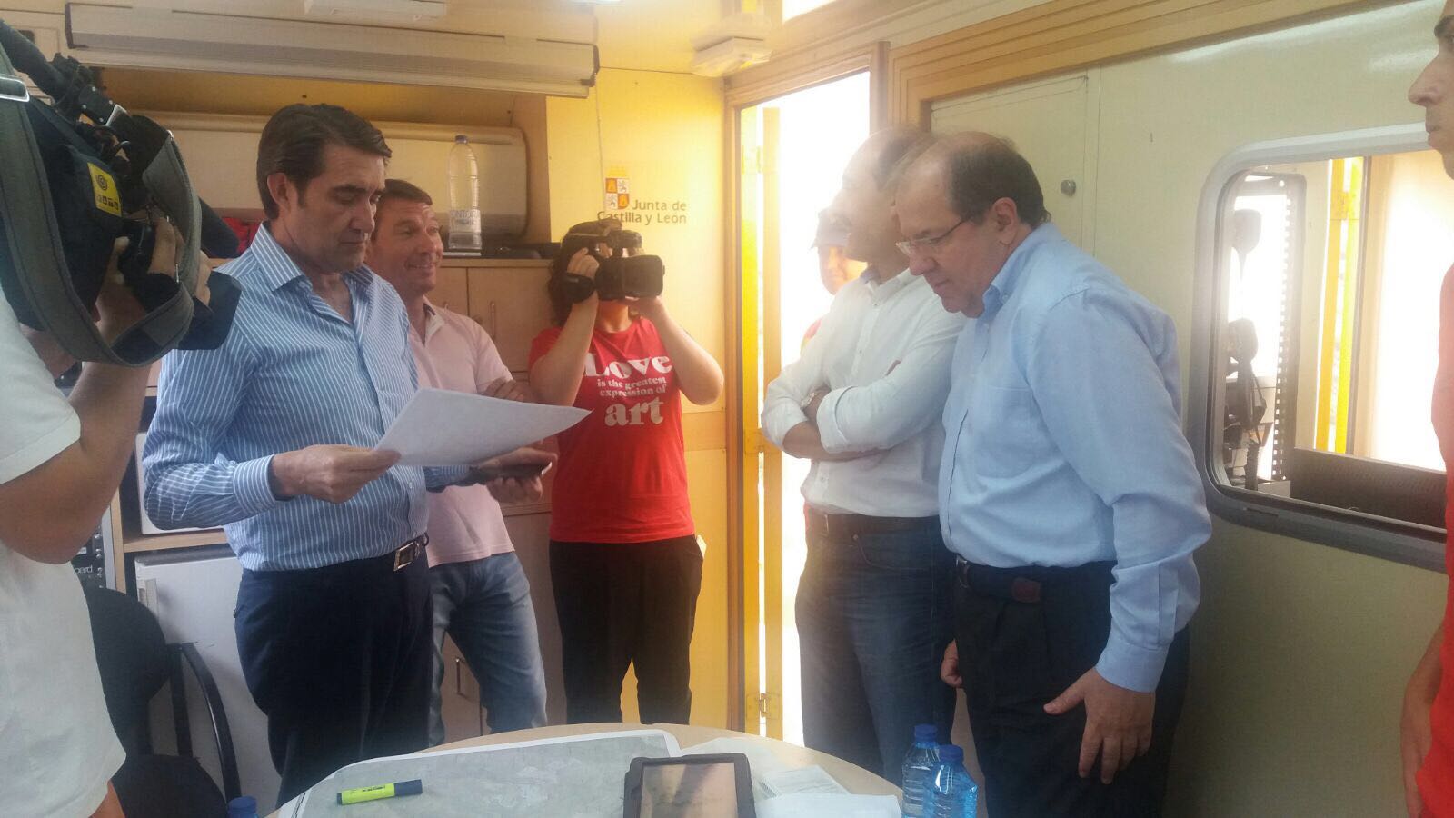 El presidente de la Junta, Juan Vicente Herrera, en el puesto de Mando Avanzado del incendio de La Cabrera