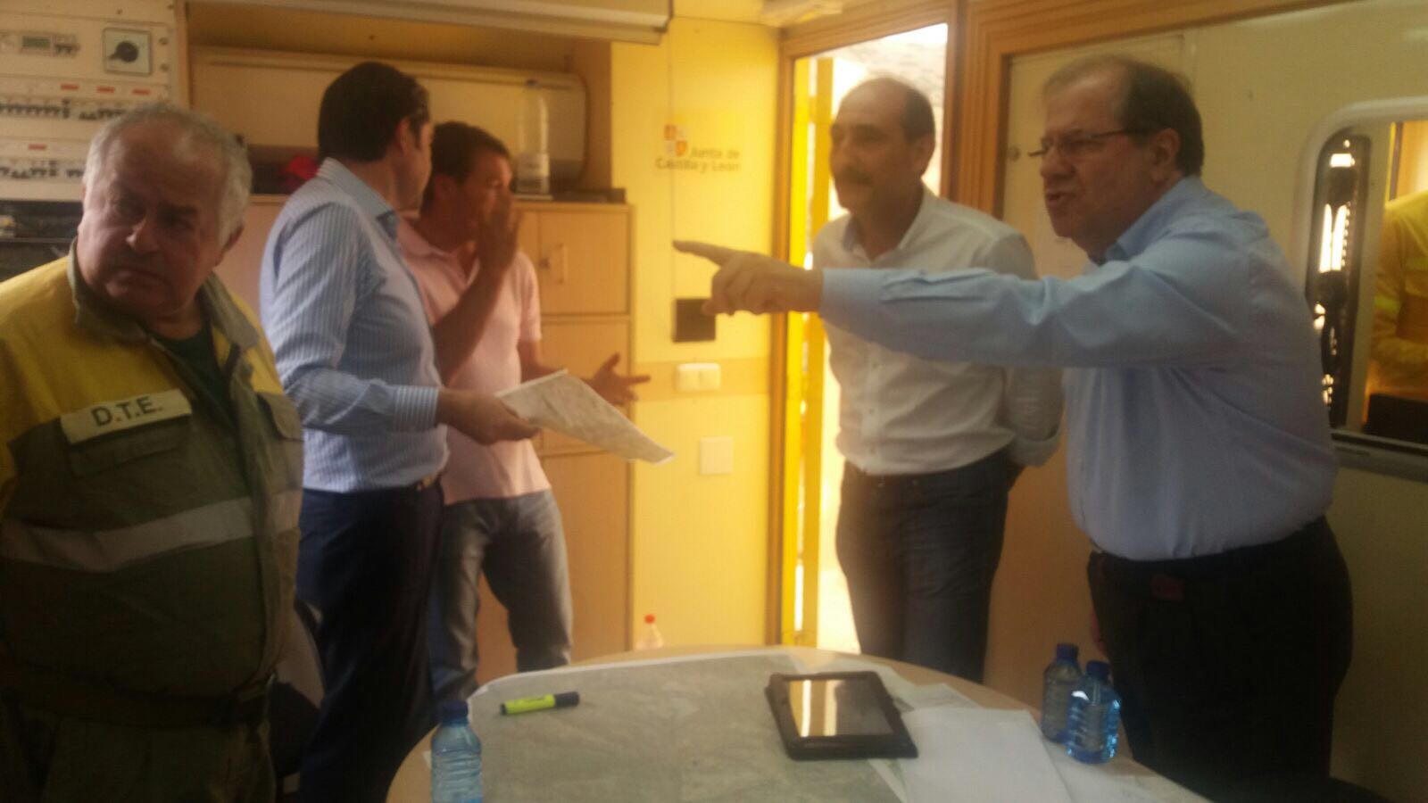 El presidente de la Junta, Juan Vicente Herrera, en el puesto de Mando Avanzado del incendio de La Cabrera