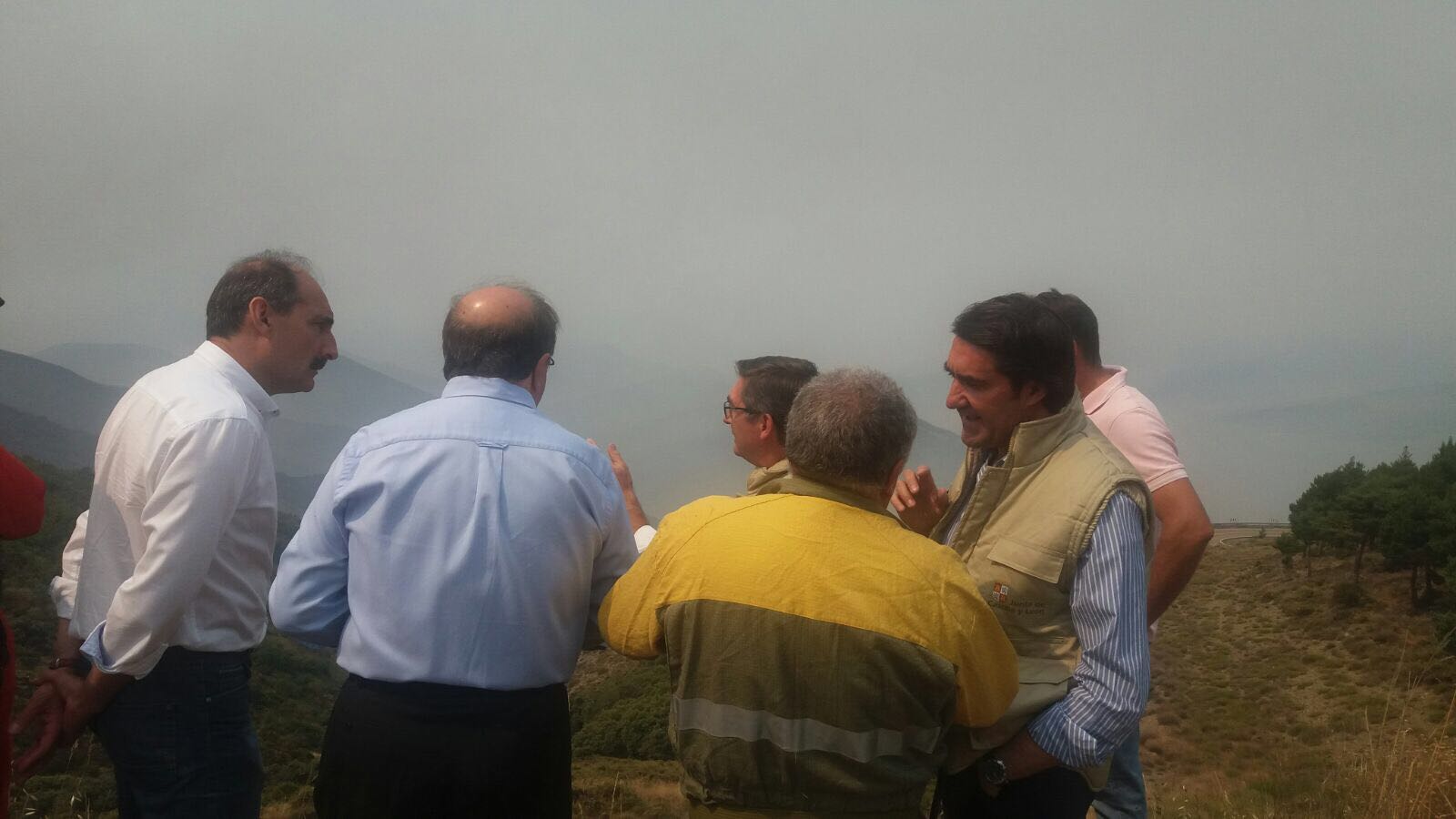 El presidente de la Junta, Juan Vicente Herrera, en el puesto de Mando Avanzado del incendio de La Cabrera