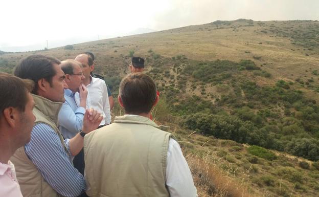 Juan Vicente Herrera, este miércoles, observando el avance del fuego.