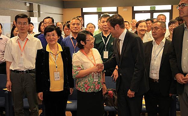 Javier Ramírez saluda a los representantes chinos durante la recepción en la Delegación Territorial de la Junta en Segovia. 