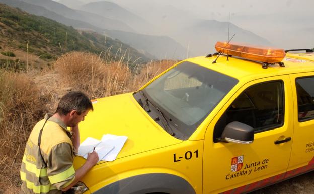 El fuego se acerca a los municipios leoneses de Robledo y Nogar