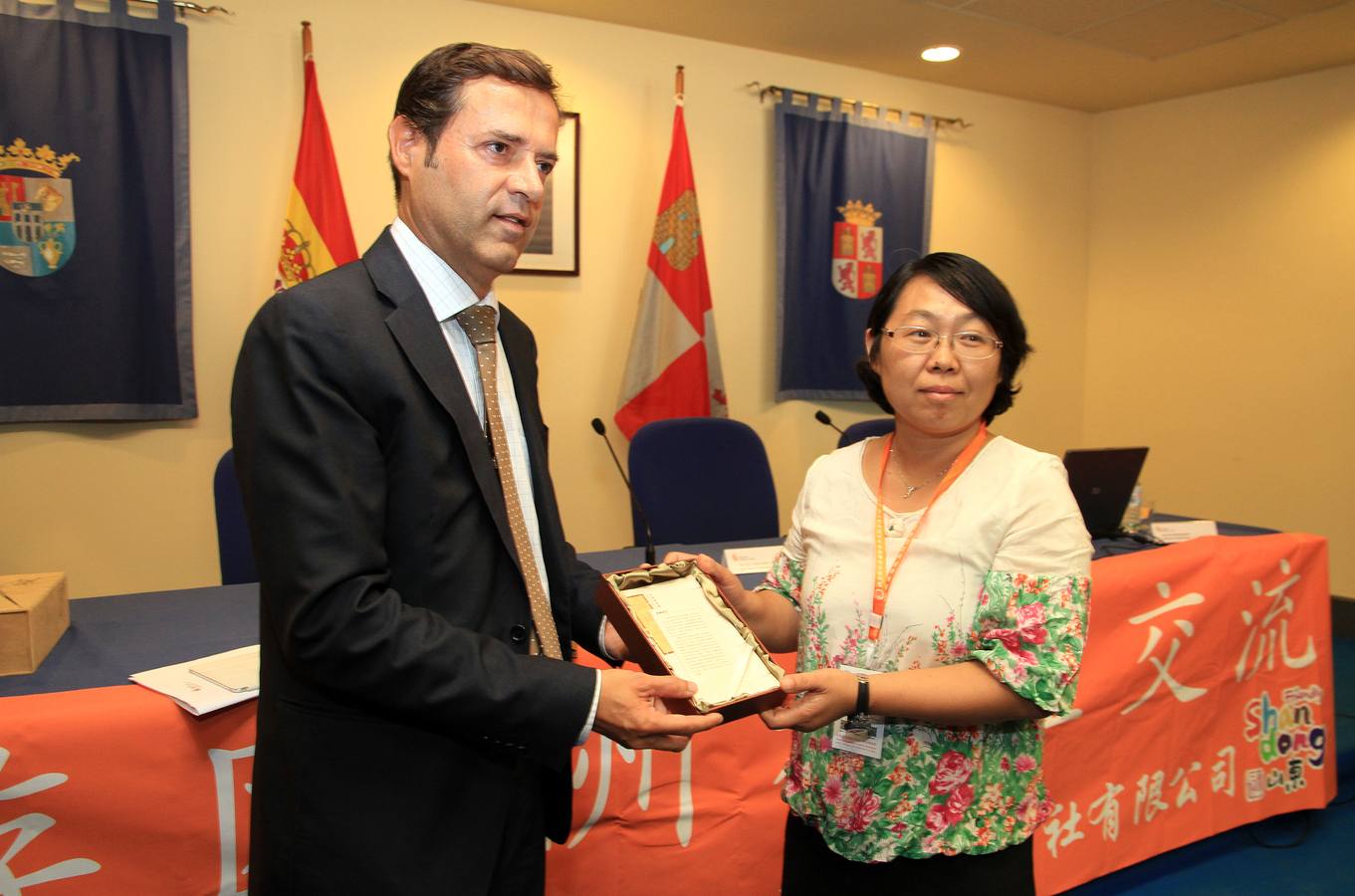 El director general de Turismo de la Junta, Javier Ramírez, recibe a una representación en la Delegación Territorial 