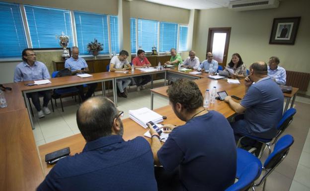 Reunión entre trabajadores y dirección. 