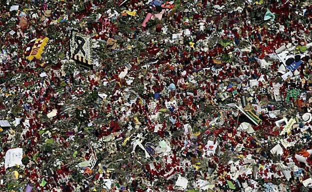 Ofrendas florales en Las Ramblas en recuerdo de las 15 víctimas mortales en el atentado.