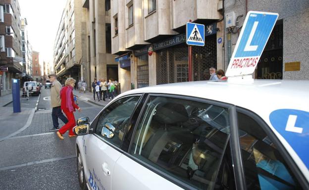 Un coche de prácticas conduce por las calles