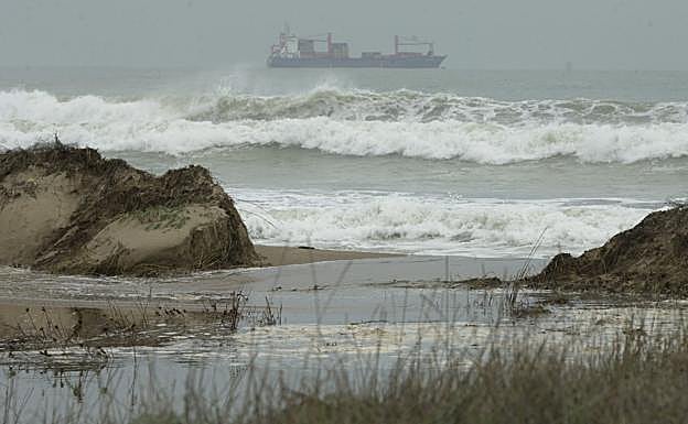 Efectos causados por el temporal en el litoral valenciano. en la imagen la playa del Sidi Saler, donde varias dunas han desaparecido en 2003.