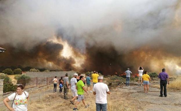 Varias personas observa la evolución del fuego en Fermoselle.