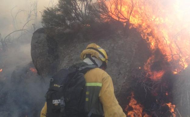 Un bombero apga el fuego en Hoyocasero (Ávila)