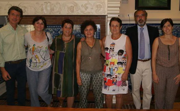 Foto de familia de representantes municipales con miembros de las ONGs que reciben la ayuda del Ayuntamiento de Segovia. 