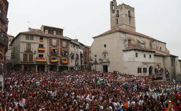 Plaza Mayor de Cuéllar, durante el comienzo de las fiestas. 