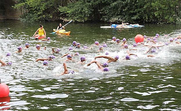 Los nadadores inician la travesía, en Puentecillas.