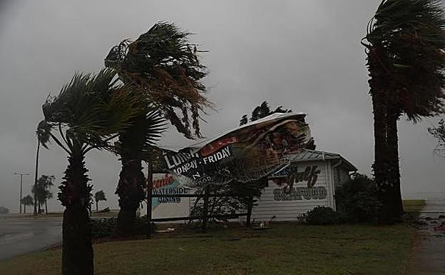 El viento sopla con fuerza antes de la llegada del huracán Harvey
