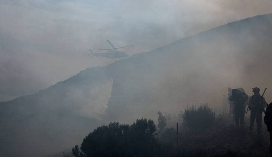 Las labores de extinción del fuego de La Cabrera