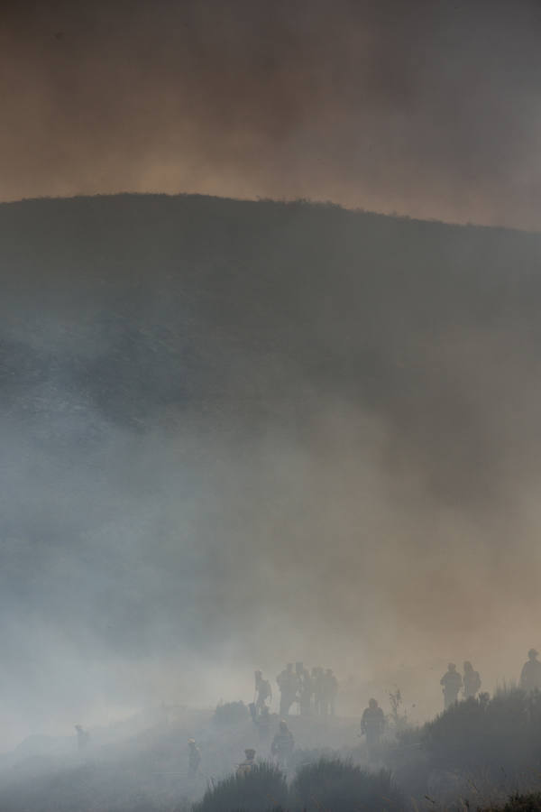 Las labores de extinción del fuego de La Cabrera