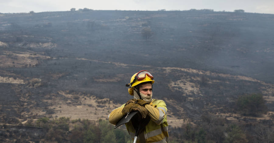 Las labores de extinción del fuego de La Cabrera