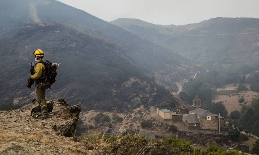 Las labores de extinción del fuego de La Cabrera