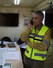 Imagen secundaria 2 - Arriba y a la izquierda, parte de los efectivos que trabajaron en apagar el fuego. Abajo a la derecha, el directo de extinción, Carlos García López, en el puesto de mando avanzado.