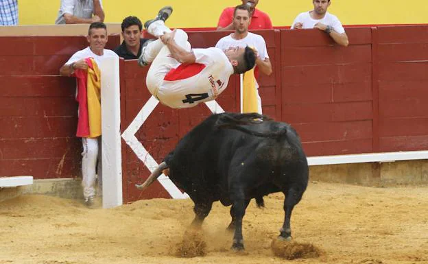 'Use', durante el salto que le dio el triunfo en Palencia.