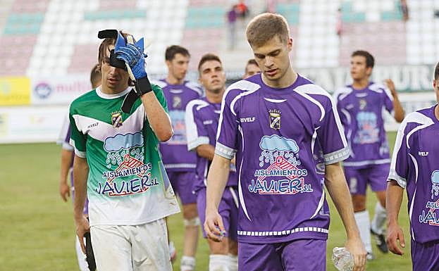 Desolación en los jugadores del Becerril, al término del partido.