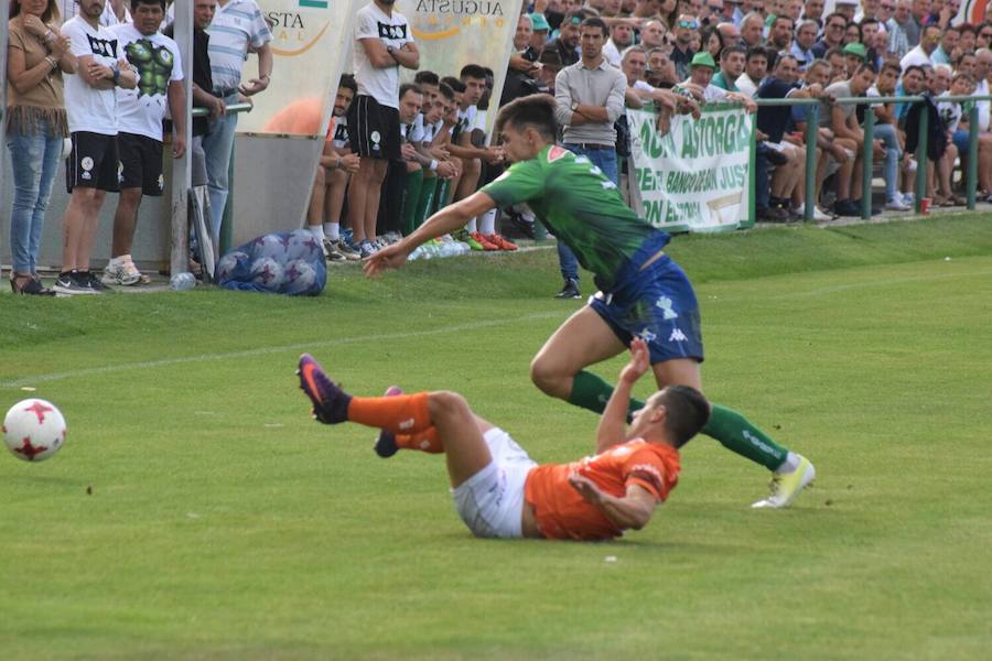 Piojo, en el suelo, ante un rival del Astorga en La Eragudina. 