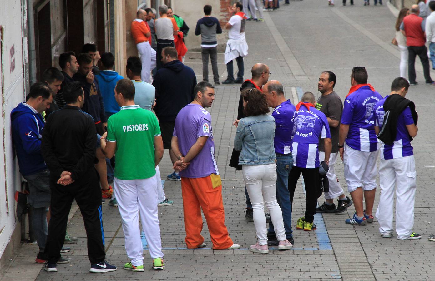 Únicamente tres astados han podido llegar al recorrido urbano y completar la carrera en el que cuatro personas han resultado heridas, dos de ellos por asta de toro y otros dos con contusiones