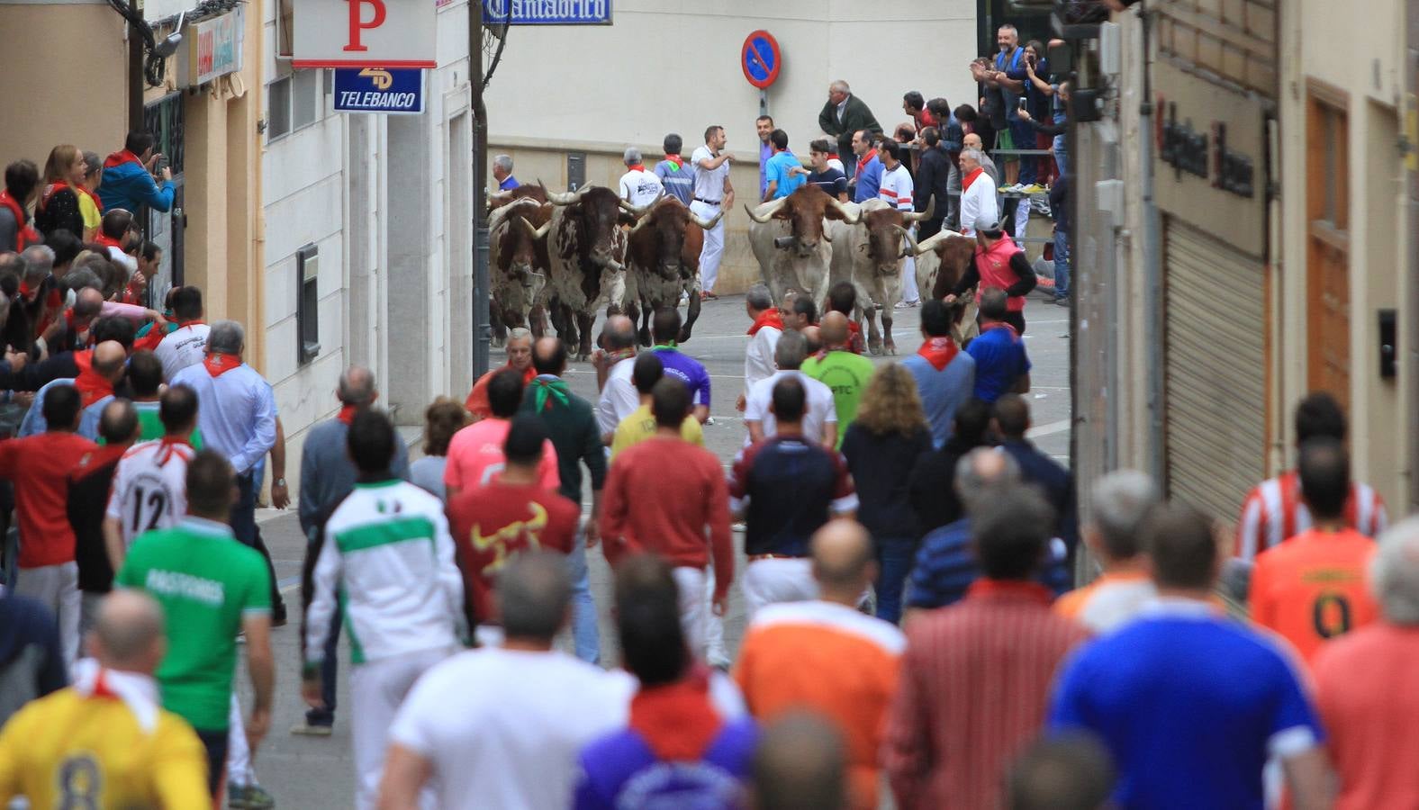 Únicamente tres astados han podido llegar al recorrido urbano y completar la carrera en el que cuatro personas han resultado heridas, dos de ellos por asta de toro y otros dos con contusiones